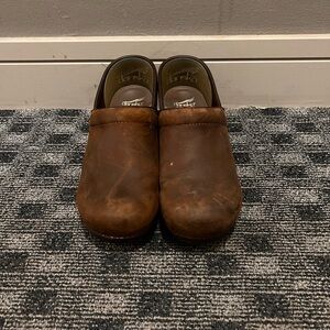 DANSKO CLOGS - BROWN LEATHER SIZE 11M